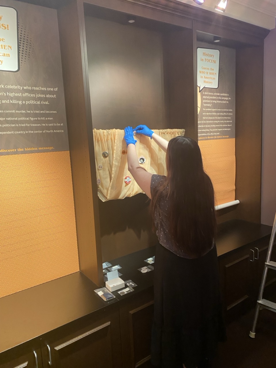 Putting up button display in connection point